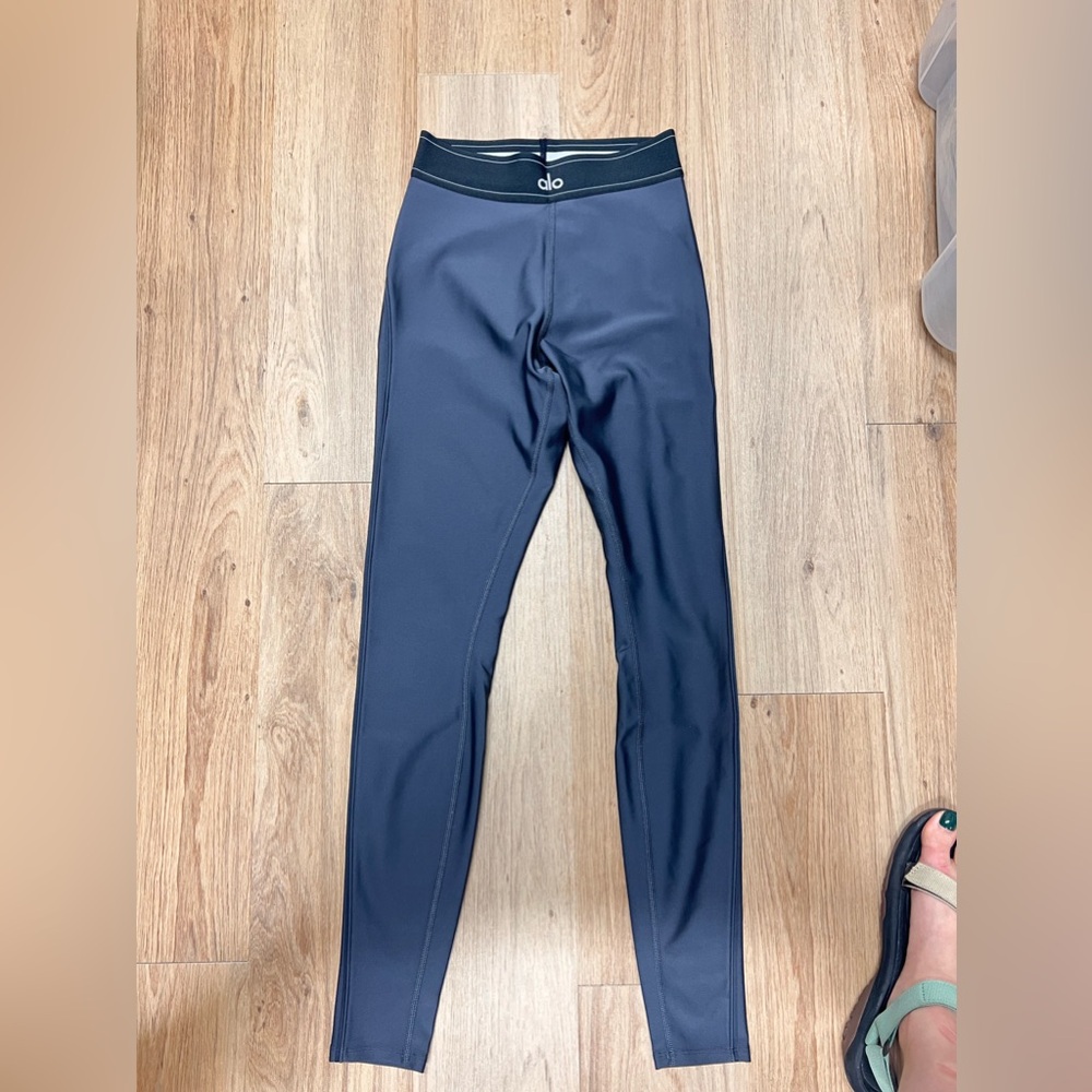 COPY - ALO yoga size S leggings - dark gray slightly shiny material.